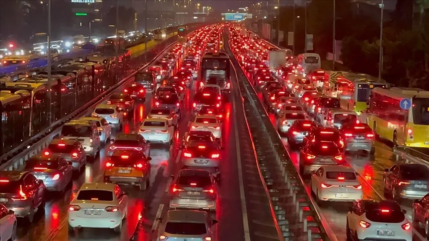1-mayis-istanbulda-kapali-yollar-bugun-trafige-kapatilacak-yollar-ve-alternatif-guzergahlar-1777614391343.jpg Taksim Meydanı ve çevresindeki caddelerde araç park edilmesine izin verilmeyecek, İspark otoparkları boşaltılacak.