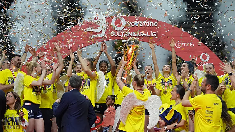 Fenerbahçe Kadın Voleybol Takımı şampiyonluk kupasını kaldırdı!