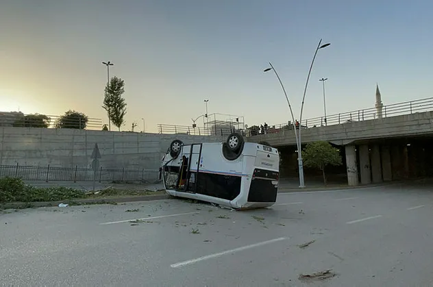 Adana'da kontrolden çıkan dolmuş 5 metreden alt geçide düştü! 1 ağır yaralı