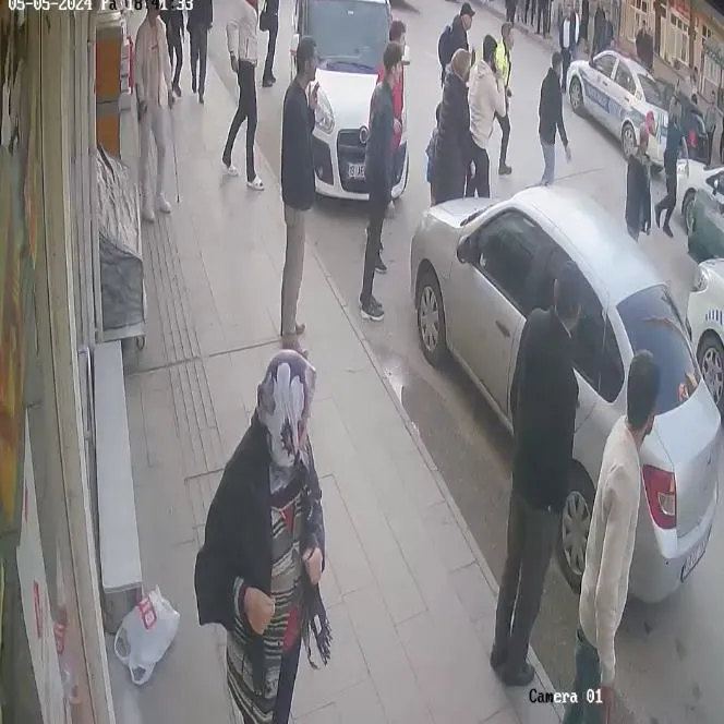 Otomobille arkadaşının üstünden geçti!