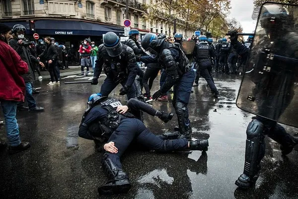 Macron'un polisleri dehşet saçtı! Fransa sokaklarında İslamofobi protesto edildi-7