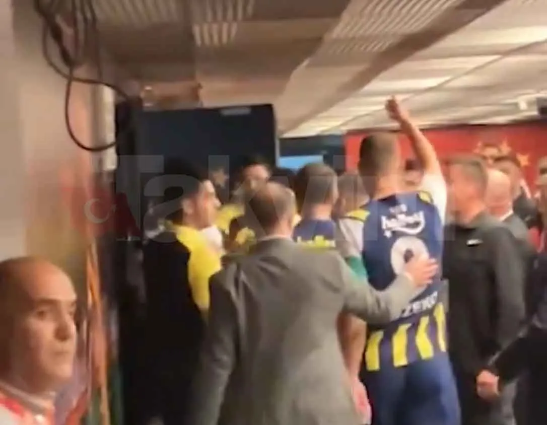 Fenerbahçe'de Edin Dzeko'nun Galatasaray maçı sonrası görüntüsü olay oldu! Alkış alan hareket - 16