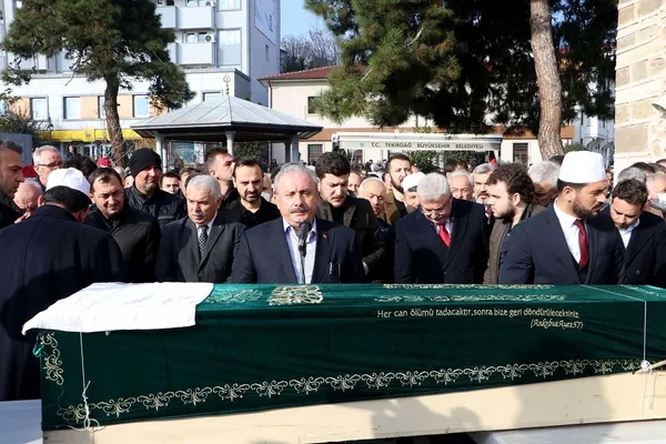 tbmm-baskani-sentopun-aci-gunu-kuzeninin-cenaze-namazini-kildirdi-1672405115649.jpg TBMM Başkanı Şentop'un acı günü: Kuzeninin cenaze namazını kıldırdı-5