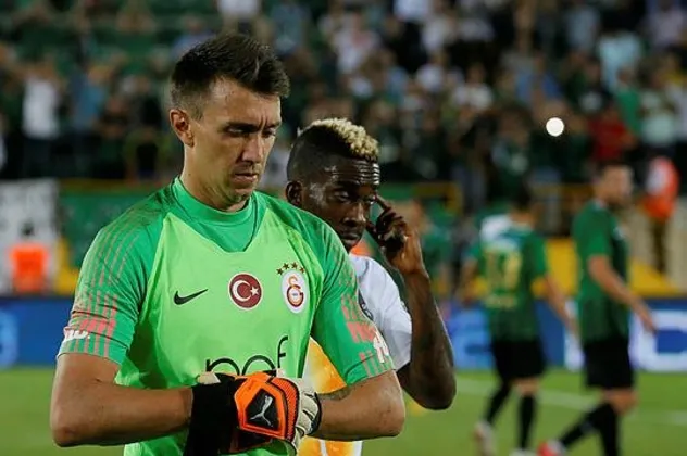 Muslera taraftardan özür diledi