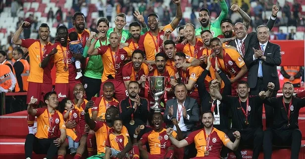 Galatasaray, 22. Åampiyonluk kupasını aldı ile ilgili görsel sonucu