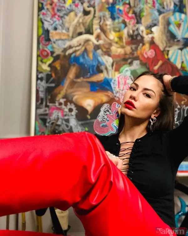 Demet Özdemir ceketinin önünü açtı dantelli çamaşırıyla sere serpe uzandı! Oğuzhan Koç’un biricik aşkı yine sosyal medyayı salladı - 4