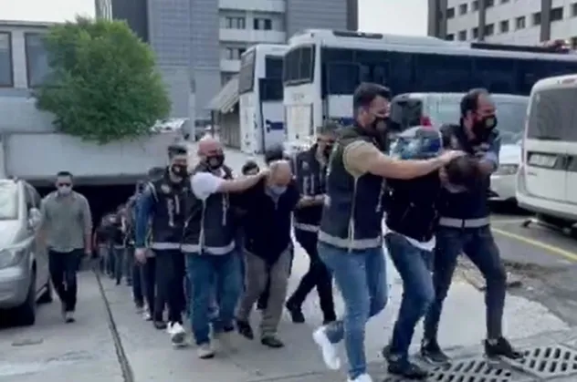 Son dakika: İstanbul’da adliyeye sevkedilen Karagümrük Çetesi'nden (Nuriş Kardeşler) 19'u tutuklandı