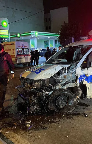 Polis aracı refüjdeki ağaca çarptı! 2 polis yaralı