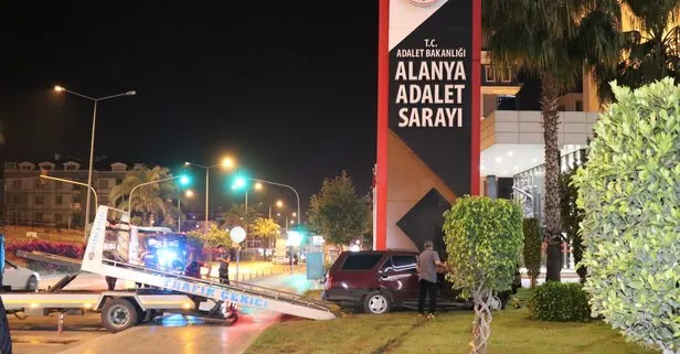 Yoldan çıkan otomobil adliye tabelasına çarparak durabildi