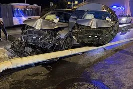 Arnavutköy’de feci kaza! Sürücü direksiyon hakimiyetini kaybetti | Otomobil elektrik direğine çarptı: 1’i çocuk 2 yaralı