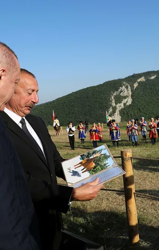 Başkan Erdoğan'ın Şuşa ziyaretine damga vuran an! Aliyev at hediye etti