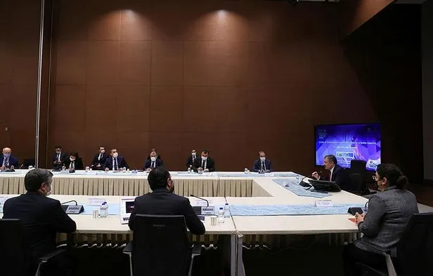turkiyenin-umudu-bu-odada-saglik-bakani-fahrettin-koca-yerli-asi-ortak-calisma-grubu-toplantisina-baskanlik-etti-1602609896091.jpeg Türkiye'nin umudu bu odada! Sağlık Bakanı Fahrettin Koca, Yerli Aşı Ortak Çalışma Grubu Toplantısı'na başkanlık etti-3