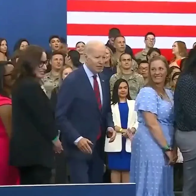 Joe Bidendan garip hareketler: Görevliler anında müdahale etti