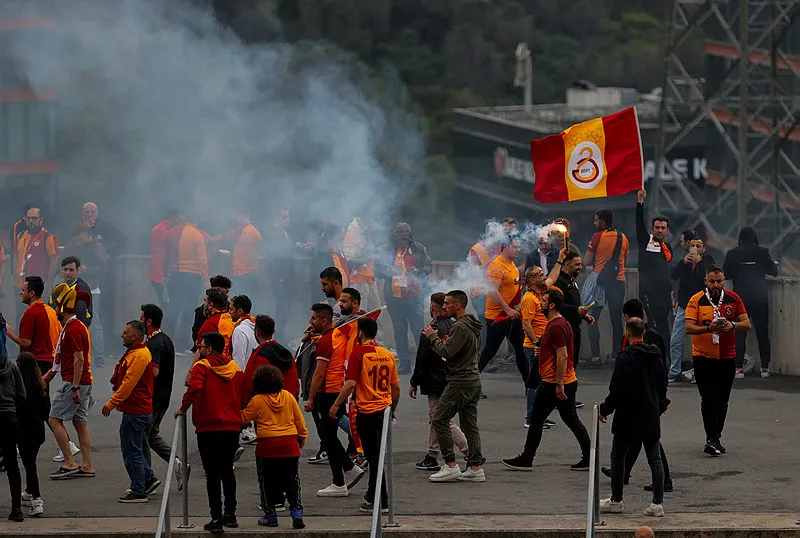 Yılın son derbisi öncesi stada giden metro durdu!