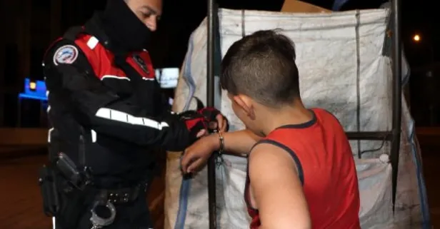 Küçük çocuğun merakı başına iş açtı! Kendisini çöp arabasına kelepçeledi