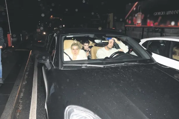 burak-ozcivit-ve-hamile-esi-fahriye-evcen-ogullari-karan-ile-birlikte-bir-avmnin-eglence-merkezinde-vakit-geci-1670193342365.jpeg Burak Özçivit ve hamile eşi Fahriye Evcen, oğulları Karan ile birlikte bir AVM'nin eğlence merkezinde vakit geçirdi | Saklambaç haberleri-16