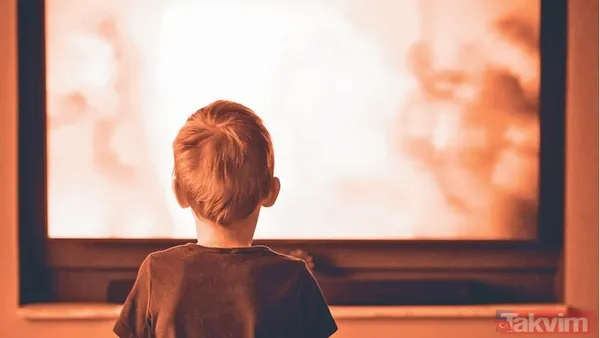 Netflix'ten çocukları hedef alan kirli propaganda! 9-10 yaşındaki kız çocuklarını öpüştürdü - 11