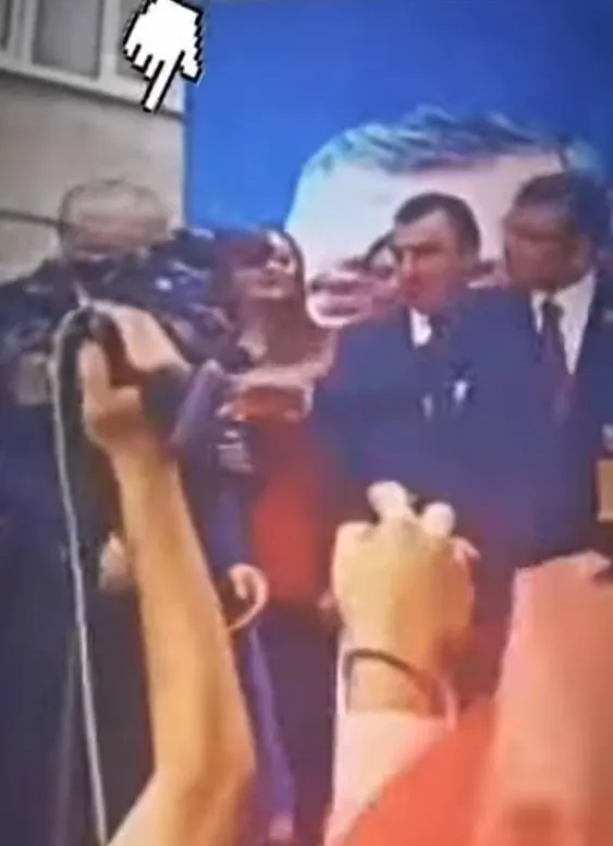 ozgur-ozelin-manisa-programinda-olay-chpli-besim-dutlulu-fatma-celepciyi-sahneden-kovdu-1699624360444.jpg Özgür Özel'in Manisa programında olay! CHP'li Besim Dutlulu Fatma Celepçi'yi sahneden kovdu-2