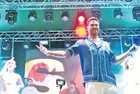 Sinan Akçıl'dan Tarkan'a çiçekli gönderme: Ben size saygısızlık yapmam!