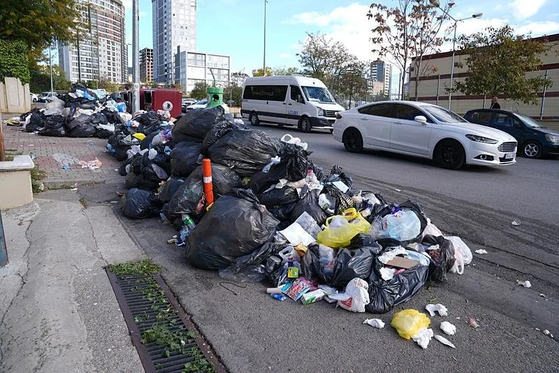 Kartal Belediyesi ile DİSK'e bağlı Genel İş Sendikası arasında imzalanan toplu iş sözleşmesine tepki göstermek amacıyla süresiz iş bırakma eylemi yapan temizlik işçileri, ek protokol sözü verilmesi üzerine işlerine döndü ancak ilçedeki bazı mahallelerde çöpler toplanmadı. (AA)