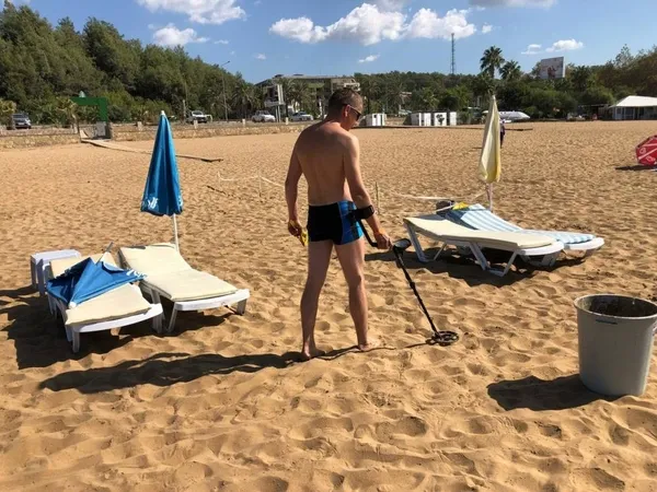 rus-turistler-alanyanin-tasindan-topragindan-faydalaniyor-sahilde-dedektorle-para-ve-ziynet-esyasi-aradilar-1633346801385.jpg Rus turistler Alanya'nın taşından toprağından faydalanıyor! Sahilde dedektörle para ve ziynet eşyası aradılar-2