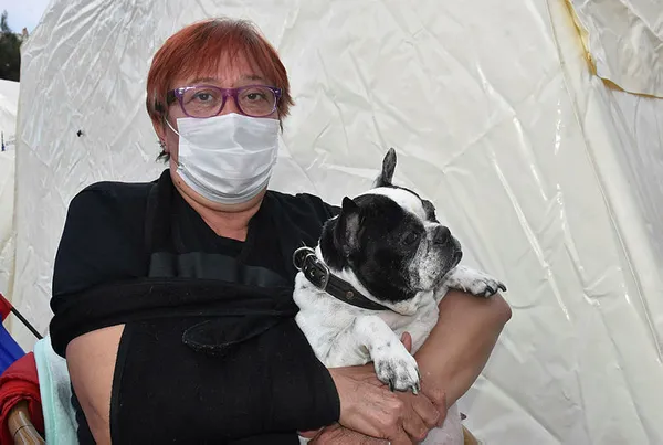 daha-once-iki-kez-evi-yanan-izmirli-depremzede-evimi-altin-kapsalar-yasamam-1604559202923.jpg İzmir’de önce yangın sonra deprem mağduru olan vatandaş: Evimi altın kaplasalar artık girmem - 1