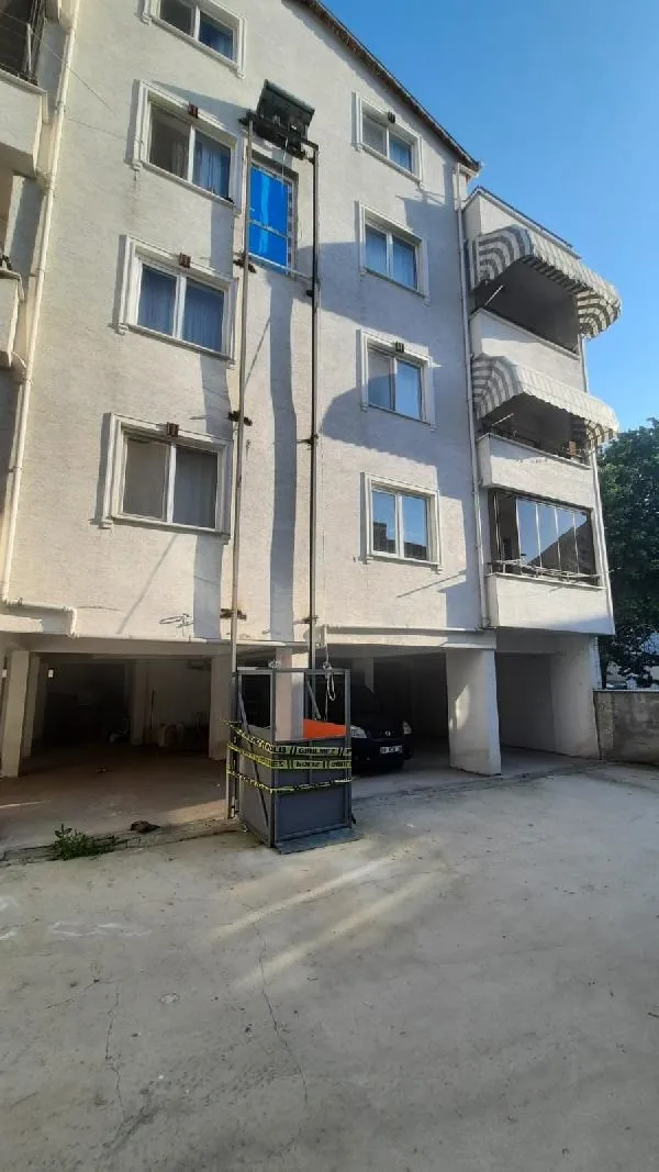 1687499879618.jpg Bursa'da taziye için geldikleri apartmanda halatı kopan seyyar asansör zemine düştü: 2 ölü, 2 yaralı-4