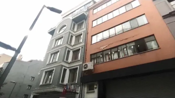 istanbul-sislide-amerikali-turist-otel-calisanina-saldirdi-iste-o-anlar-1634109061643.jpg İstanbul Şişli'de Amerikalı turist otel çalışanına saldırdı! İşte o anlar-7