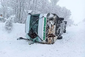Kontrolden çıkan yolcu otobüsü devrildi! Yaralılar var