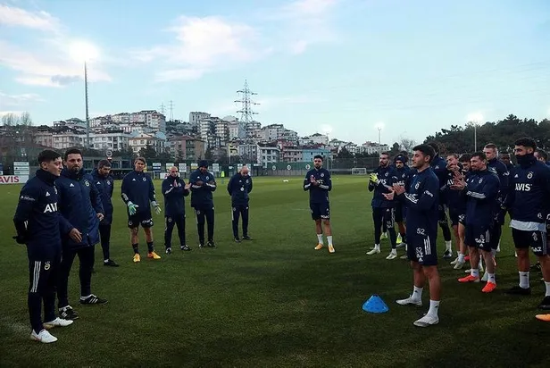 mesut-ozil-sahaya-indi-fenerbahcede-ilk-idmanina-cikti-1611504277385.jpeg Mesut Özil sahaya indi! Fenerbahçe'de ilk idmanına çıktı...-2
