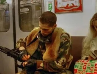 Metroya binen en garip insanlar