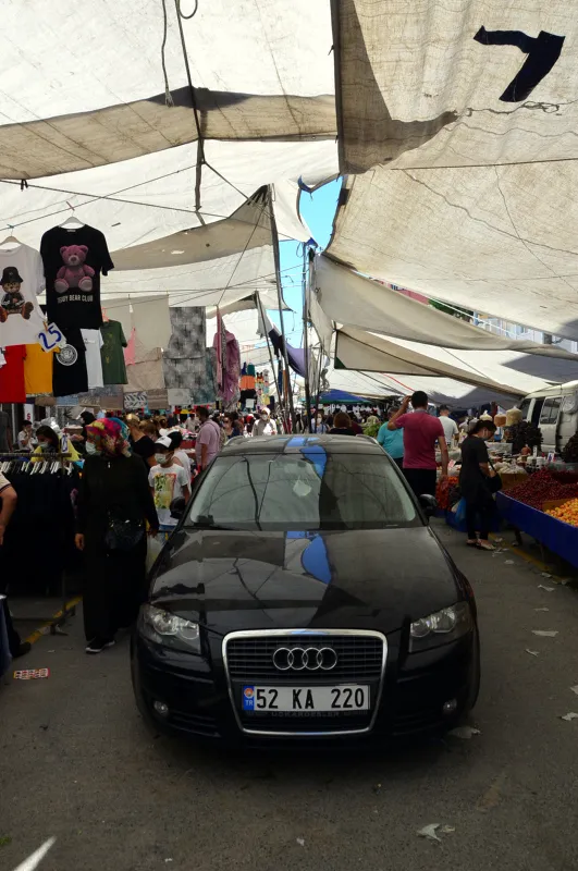 avcilarda-pazar-kurulacak-sokakta-unutulan-otomobil-tasinarak-tezgah-icin-yer-acildi-1625121948872.jpg Avcılar'da pazar kurulacak sokakta unutulan otomobil taşınarak tezgah için yer açıldı-9