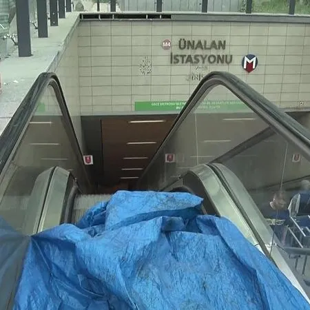 Metro İstasyonu’nda yürüyen merdiven kırıldı