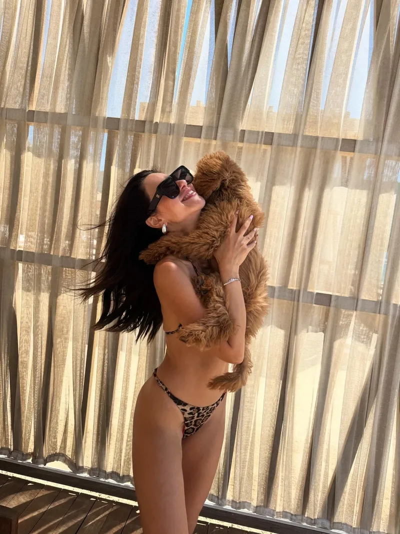 nesrin-cavadzade-bodrum-tatilinde-leopar-desenli-bikinisiyle-art-arda-paylasti-1755781788801.jpg