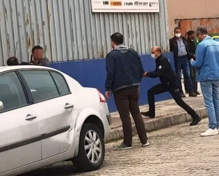 Polis kafasına dayadığı tüfeği böyle aldı