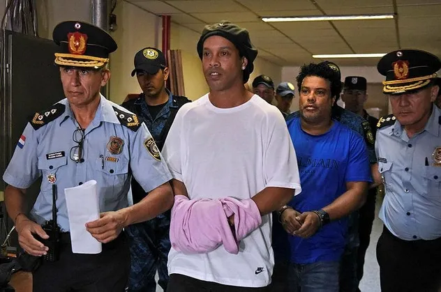 Paraguay'da tutuklanmıştı... Ronaldinho'nun cezası ev hapsine çevrildi!