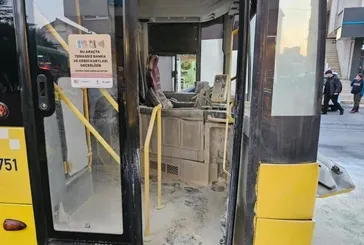 İstanbullunun görmeye alışık olduğu manzaralara yenisi eklendi! Sarıyer'de İETT otobüsü alevlere teslim oldu