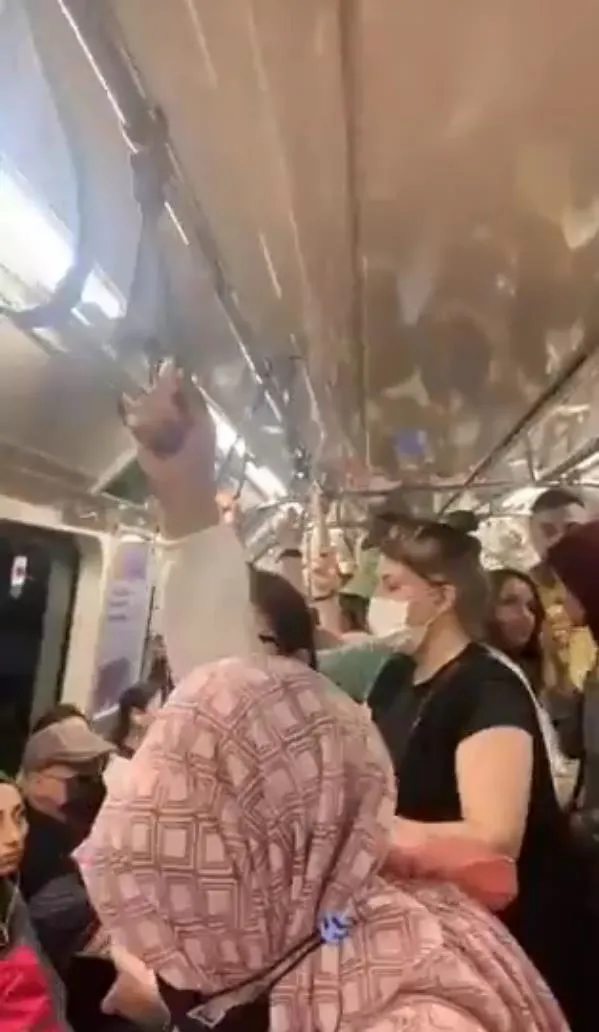 chpli-ibb-istanbullunun-canini-hice-saydi-arizali-metro-kapisi-acik-bir-sekilde-seferine-devam-etti-1654979658505.jpeg CHP'li İBB İstanbullunun canını hiçe saydı! Arızalı metro kapısı açık bir şekilde seferine devam etti-3