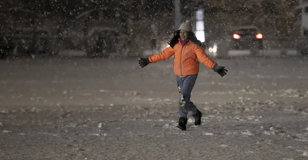 Ankara’da lapa lapa kar yağışı kenti beyaza bürüdü