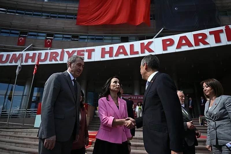 DEM Parti Eş Genel Başkanları Tülay Hatimoğulları Oruç ve Tuncer Bakırhan'ın da aralarında bulunduğu heyet, CHP Genel Başkanı Özgür Özel'i ziyaret etti. (AA)
