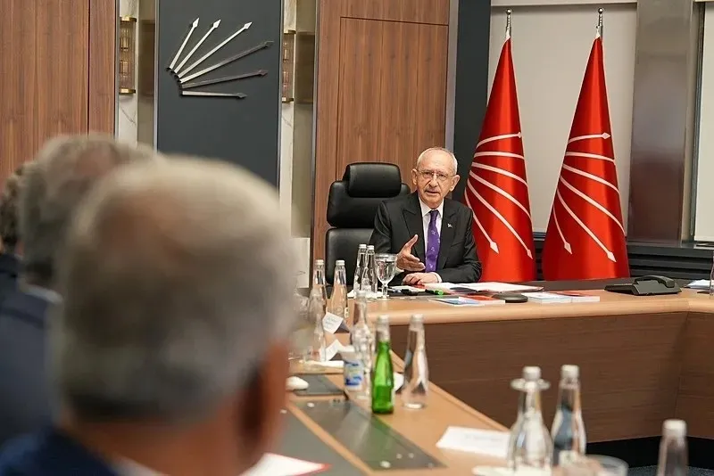 CHP Genel Merkezi’nden İmamoğlu’na pankartlı gönderme: “Siyaset zenginleşme aracı değildir”-4