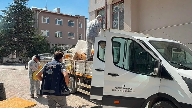 Kütahya’da kötü koku ihbarı: Emekli profesörün 2 evi çöple dolu çıktı-3
