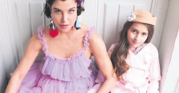 Kızıyla rengarenk kostümler giyip poz veren Akkaya, bu eğlenceli kareyi de takipçileriyle paylaştı