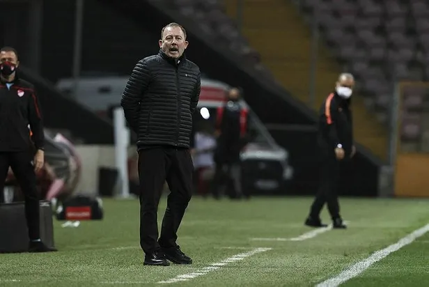 besiktas-teknik-direktoru-sergen-yalcindan-galatasaray-maci-sonrasi-hakeme-tepki-superman-herhalde-oradan-gordugune-gore-1620507459093.jpeg