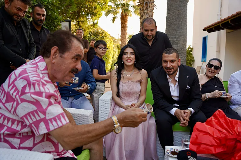 1785755876714.jpg İbrahim Tatlıses'in manevi kızı Didem Carus sözlendi: İmparator'un evinin arka bahçesinde sade tören-3