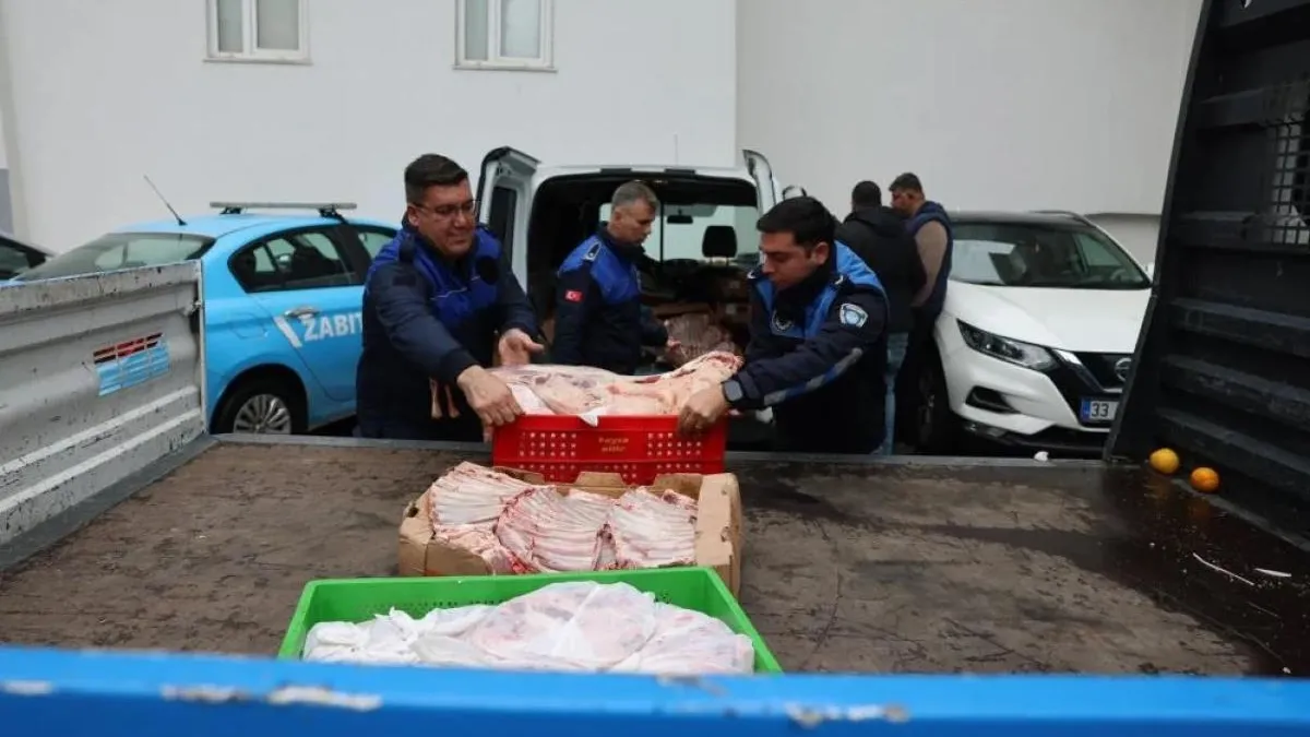 Halkın sağlığını böyle hiçe saydılar! Mersin'de skandal görüntü: Yüzlerce kilo eti bakın nasıl taşıyorlar
