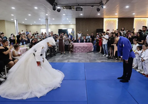 judocu-gelin-nikah-oncesi-damadi-yere-yapistirdi-1652089322985.jpg
