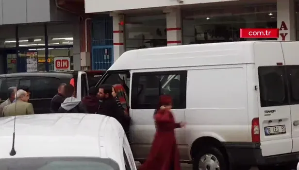 Trafikte yumruk ve şemsiyeli kavga