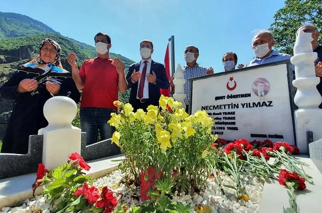 PKK'lı teröristlerce katledilen şehit öğretmen Necmettin Yılmaz kabri başında anıldı