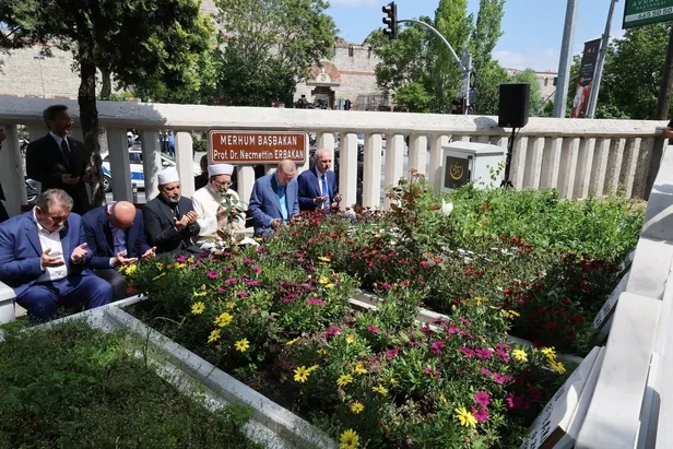 baskan-erdogan-merhum-basbakan-necmettin-erbakanin-kabrini-ziyaret-etti-1685193113782.jpeg